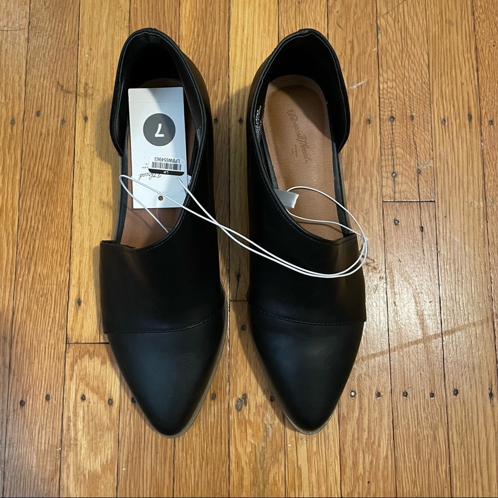 Flats by Universal Thread